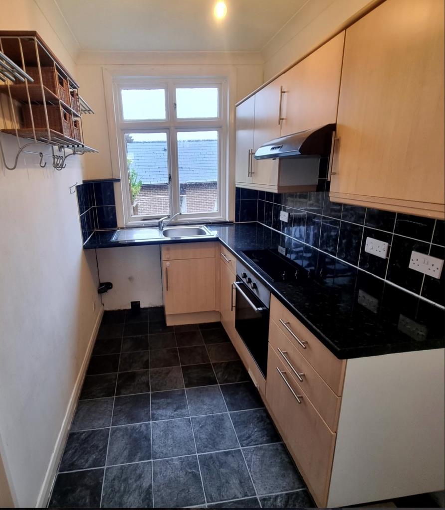 Lot: 184 - TWO-BEDROOM TOWN CENTRE MAISONETTE FOR INVESTMENT OR OWNER OCCUPATION - View of the kitchen